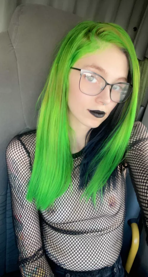 Does the neon green compliment my titties 👉🏻👈🏻