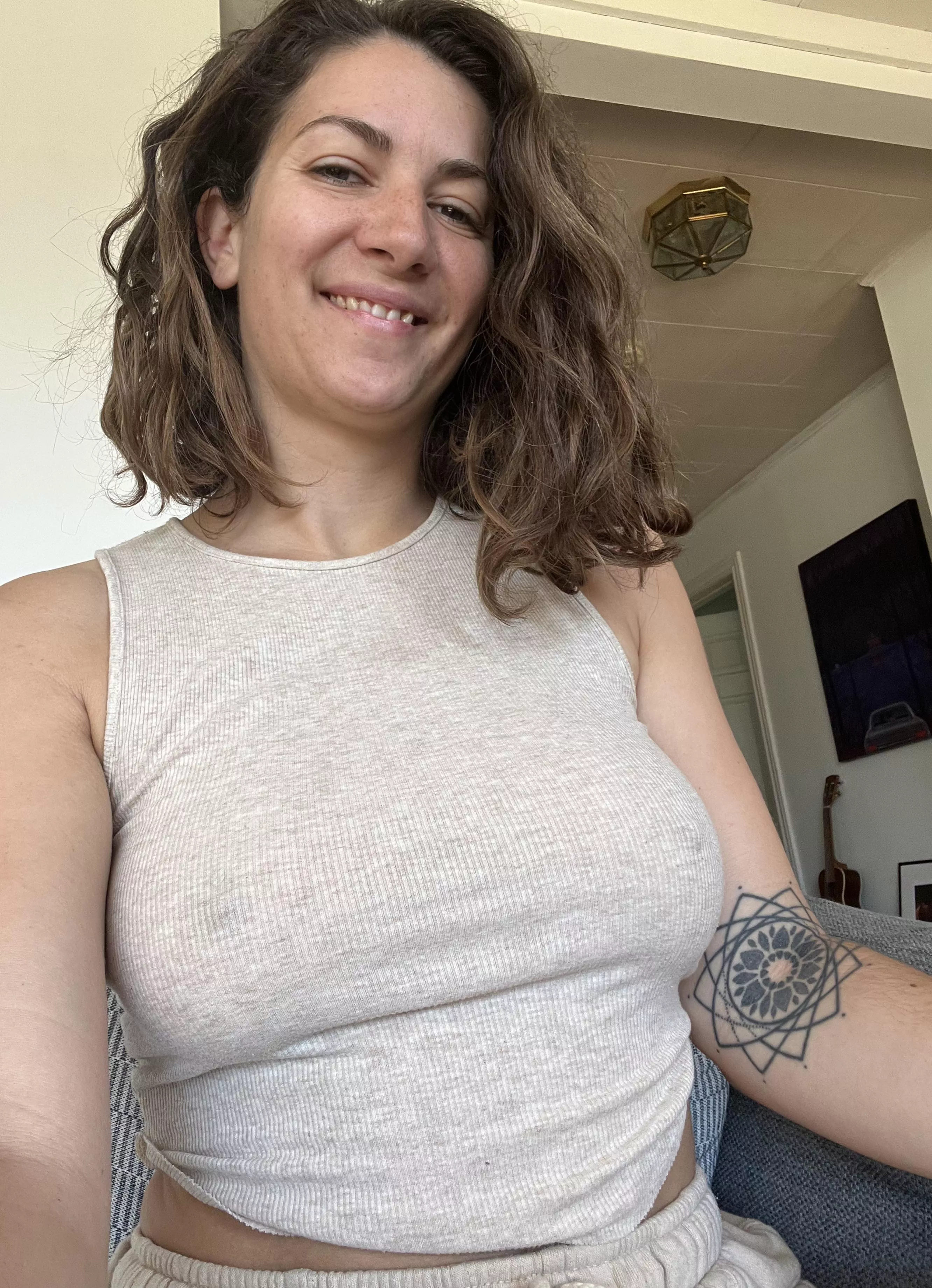 It’s a beautiful day for messy hair 💁🏻‍♀️ [f]