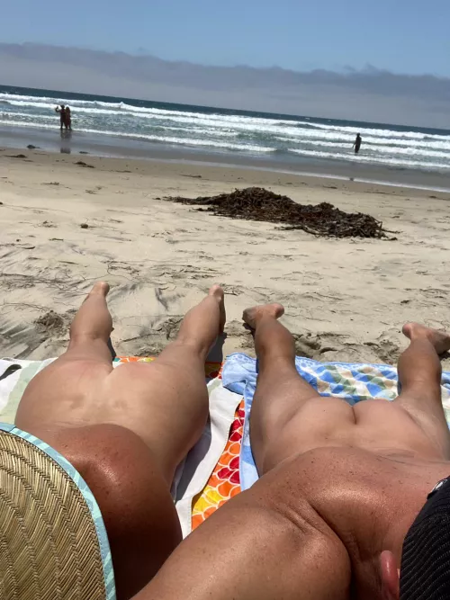 The proper way to spend a beach day together!