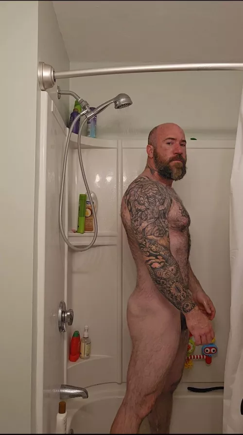 6ft. 219lbs. Hit chest, bis and tris today then rinsed it all away so i can do legs tomorrow