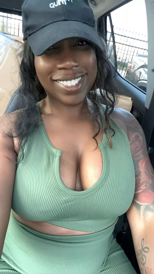 Enjoy the view of a pre gym selfie 