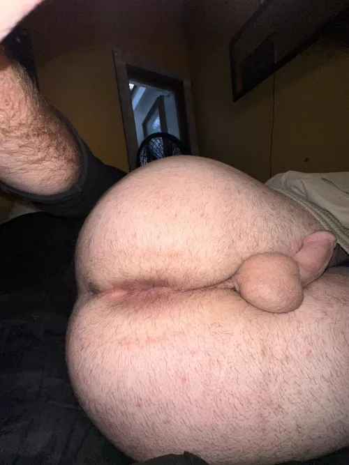 Haha you’re looking at my butt :3