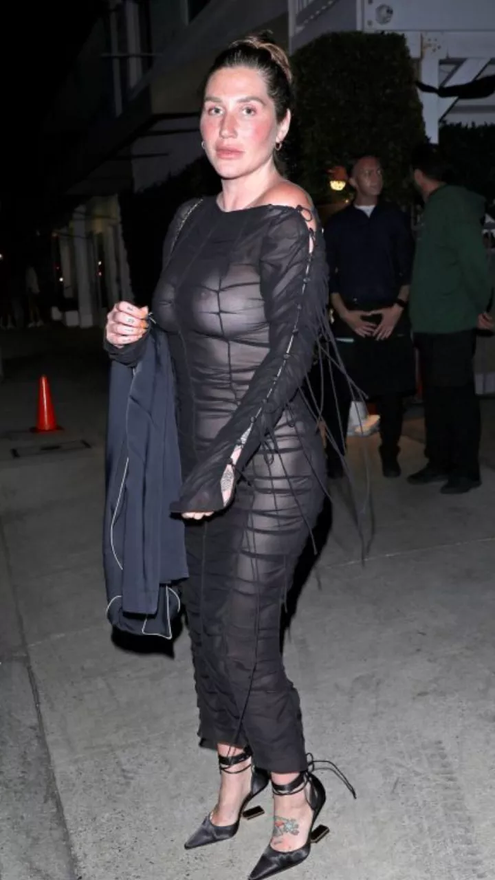 Kesha went braless in public and looked embarrassed