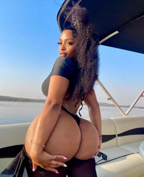 PRETTY AND THICK!!😛😛🍑🍑💦