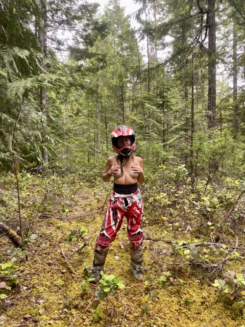 Rosie (@tropicalrosiee)