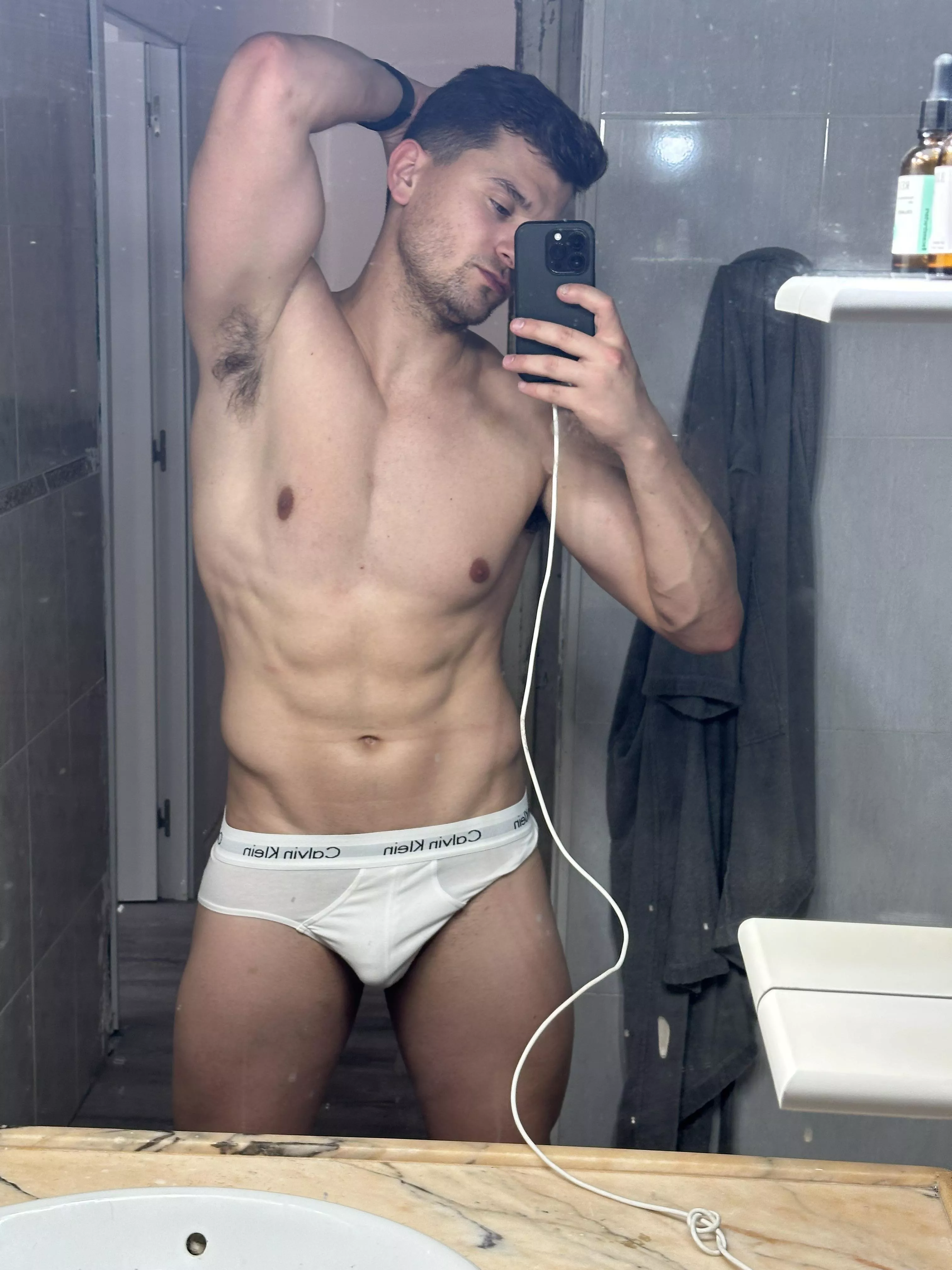 A older male for me? 🍑