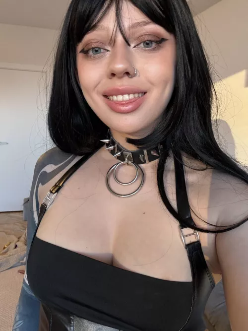 Cutie love to wear spikes😈