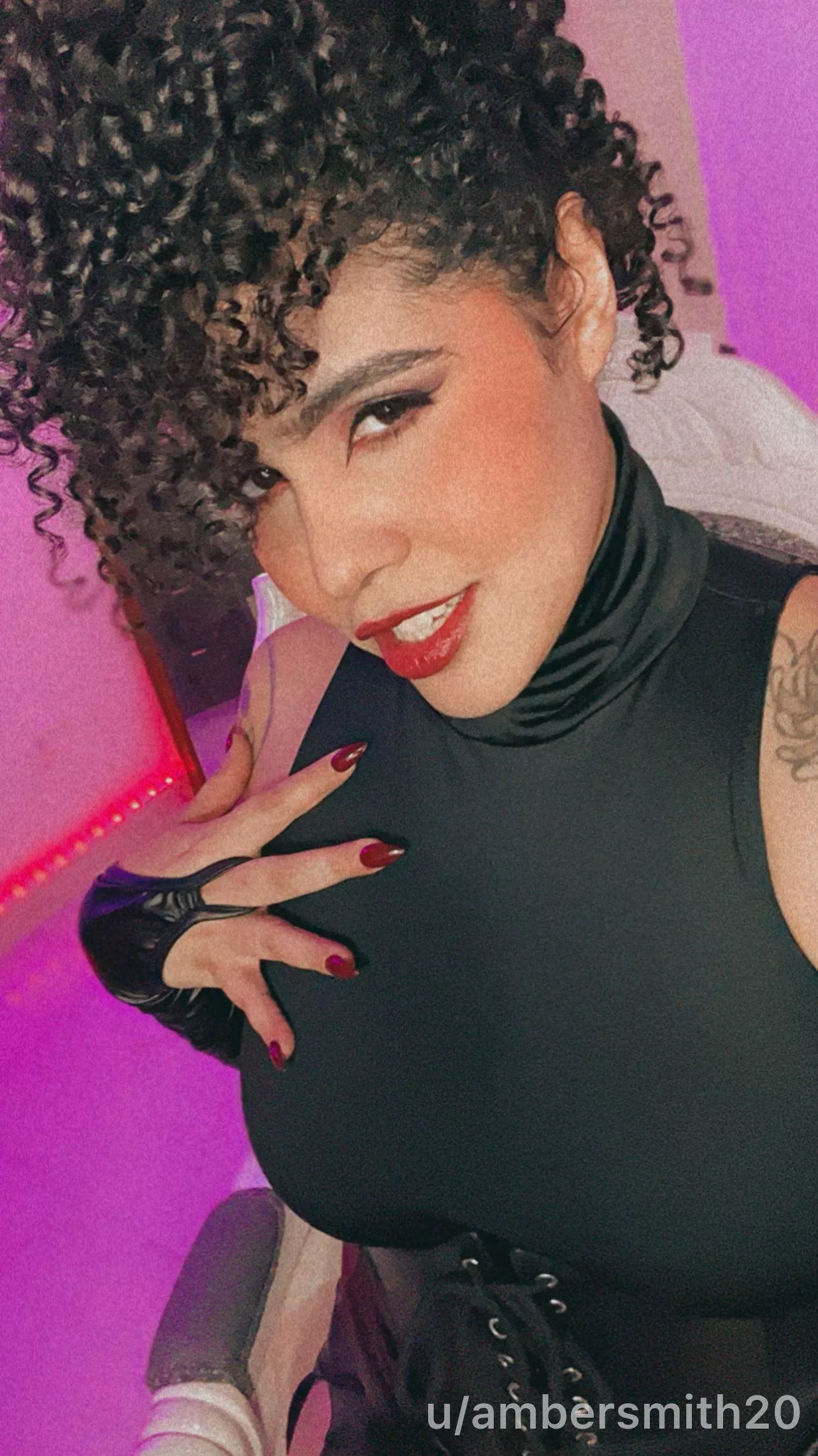 Do u wanna feel my nails on your skin?