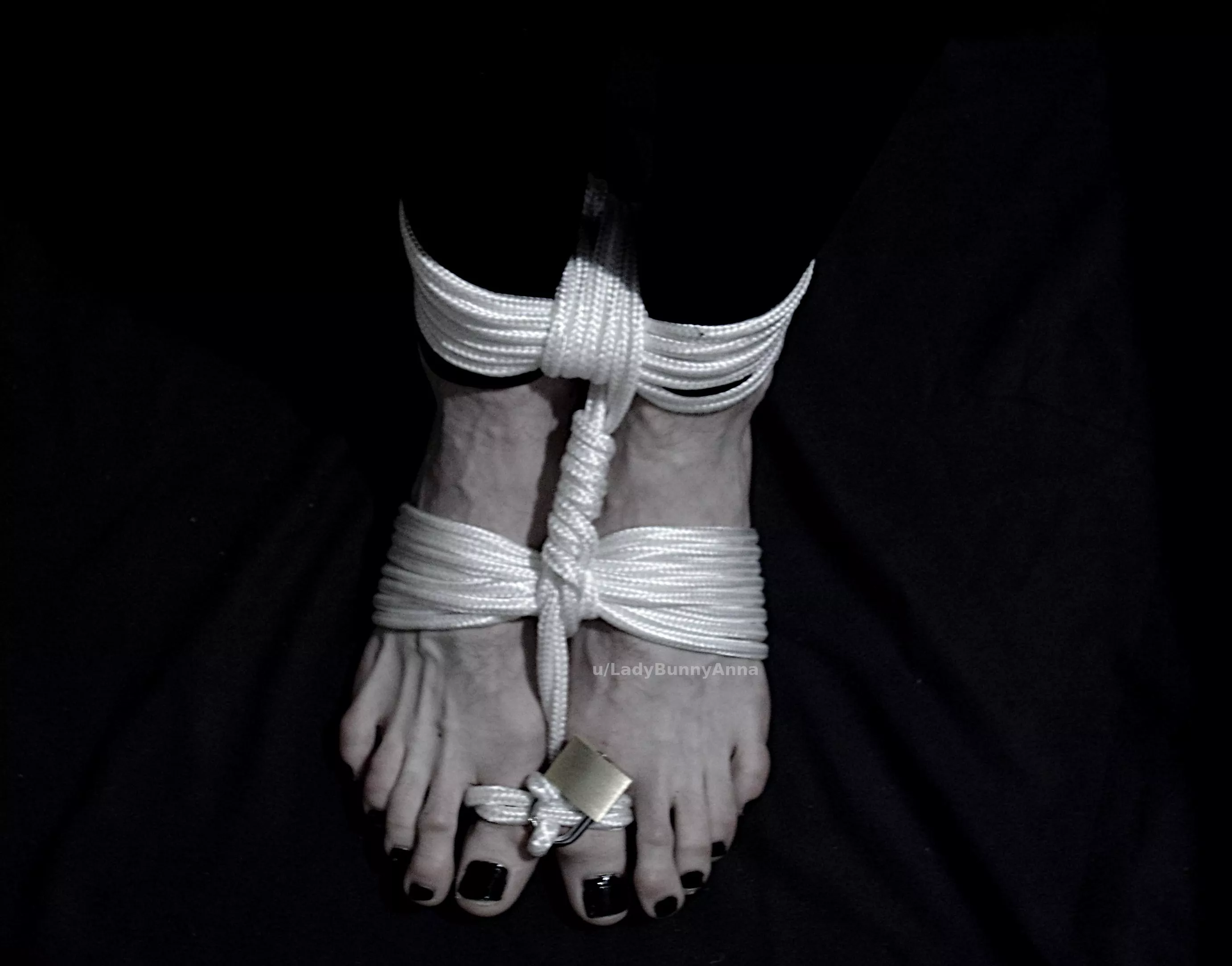 [M] Properly tied feet