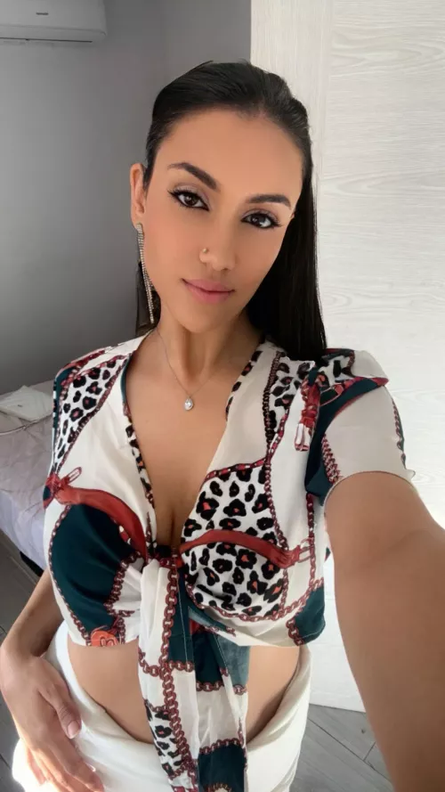 Me in my fav summer outfit... approachable or too intimidating?