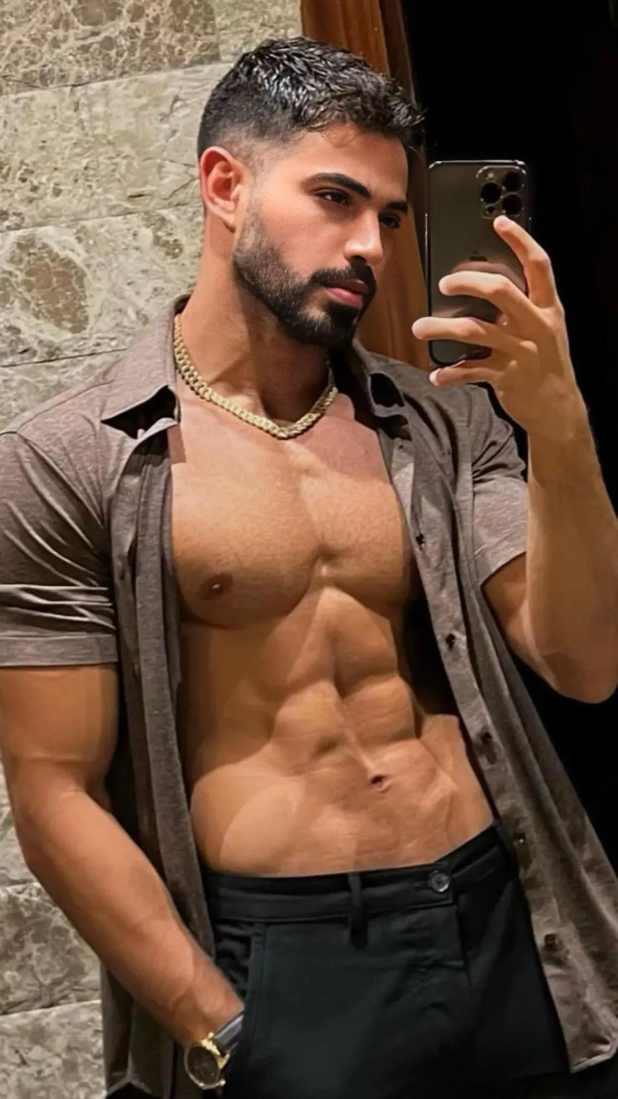 Shirt open or closed ?