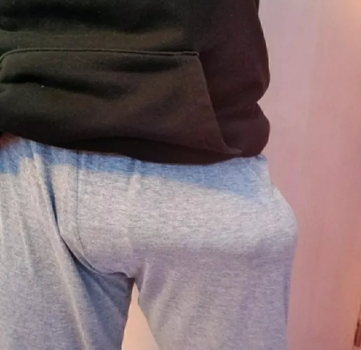 Sweatpants were only made for big cocks. Change my mindestens
