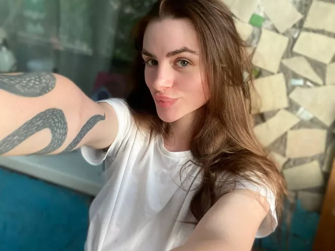 Who wants to see my tits?