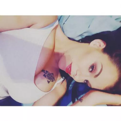 With that cleavage, every selfie is hot af 🔥