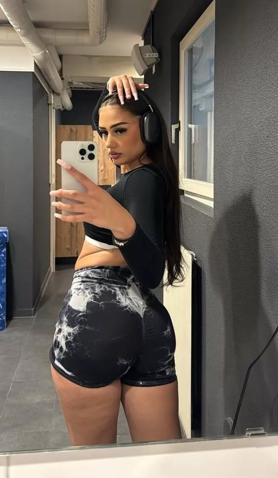 Your fav gym pawg @lunaarobertssfit