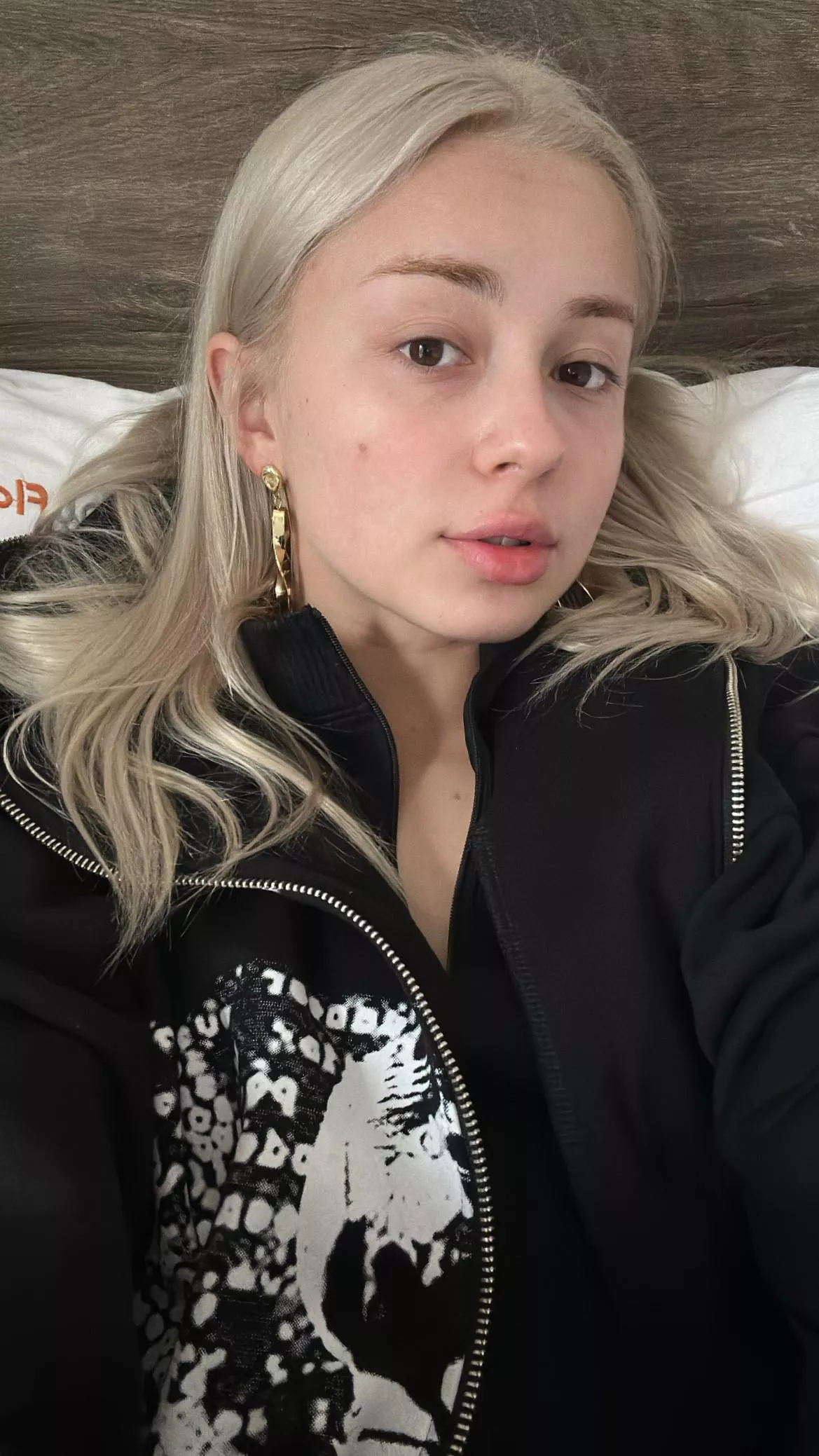 19f blondie with a cute little body