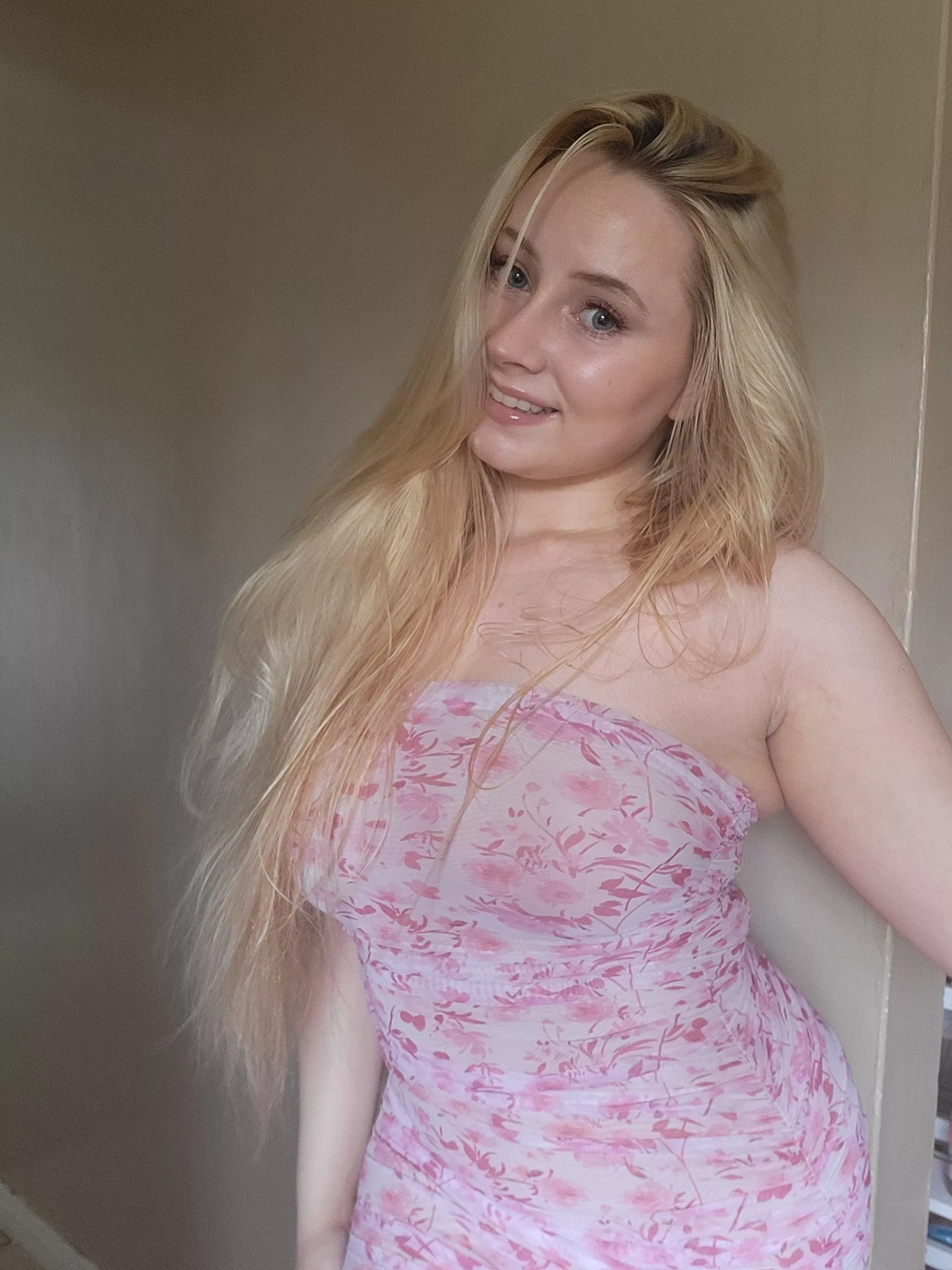 4'10 blonde in pink dress 