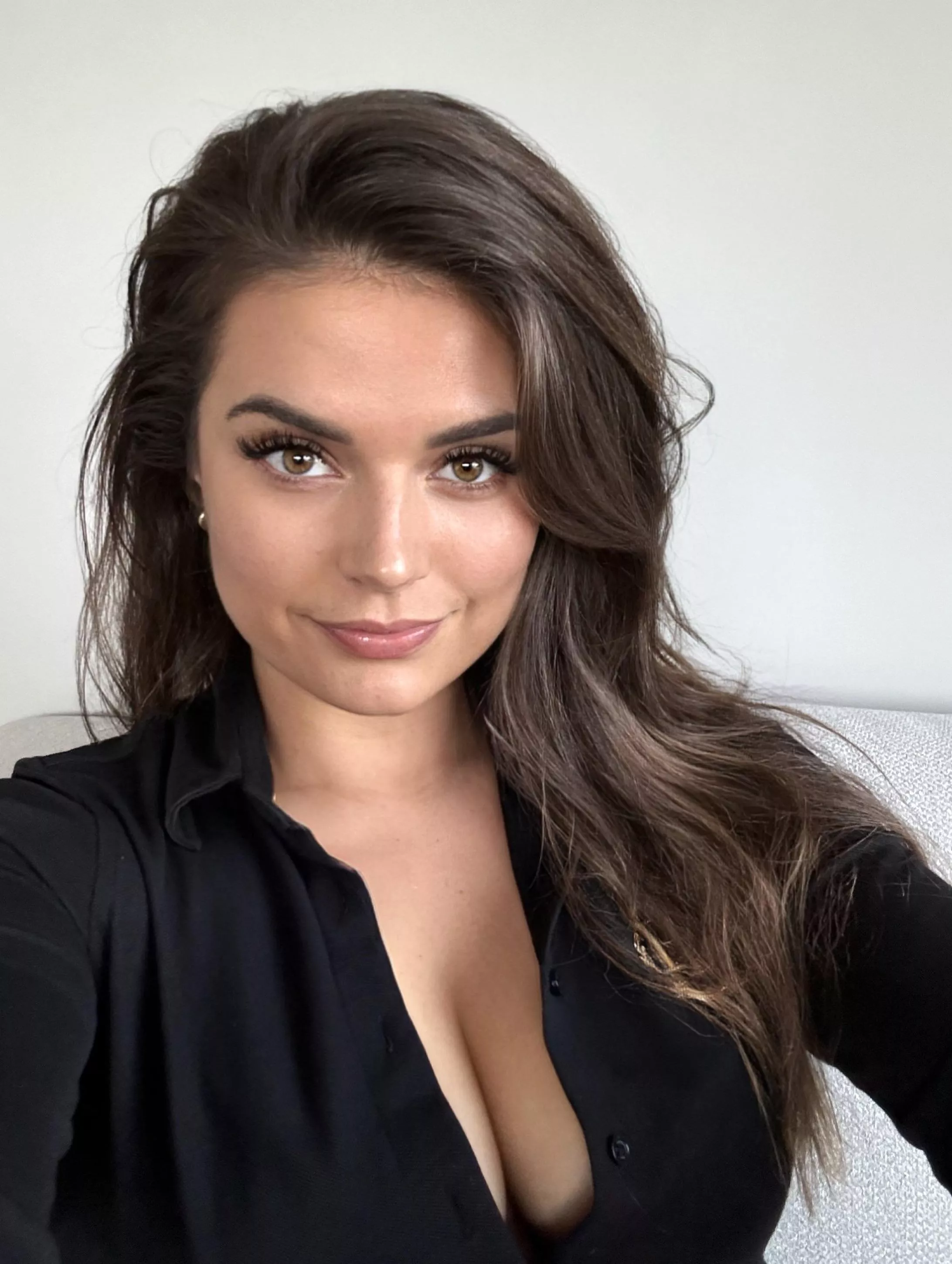 Brunettes are good for….. 👀