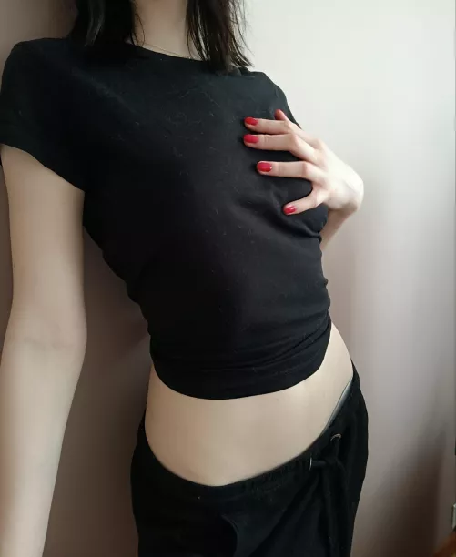 Do red nails look good?
