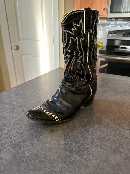 Help me identify these Justin boots