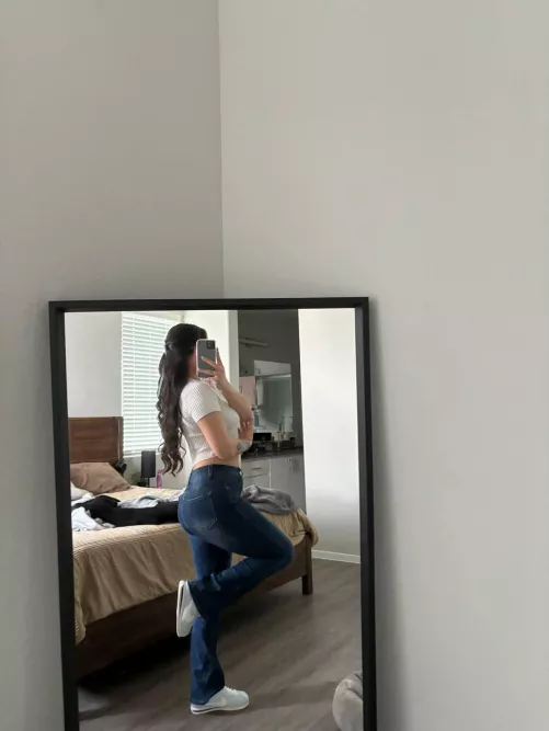I love how this jeans fit my legs and butt well