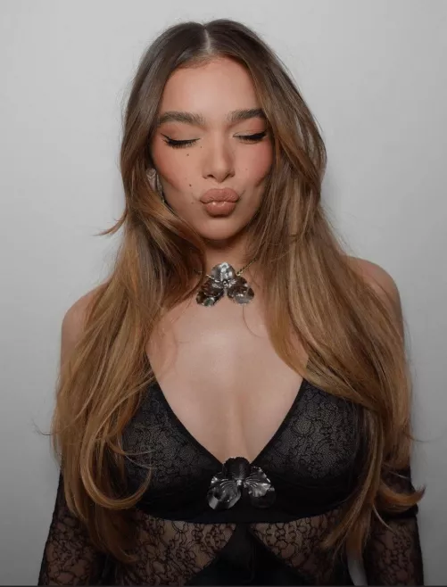 Let’s jerk to Hailee Steinfeld