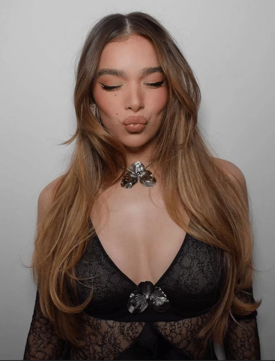 Let’s jerk to Hailee Steinfeld
