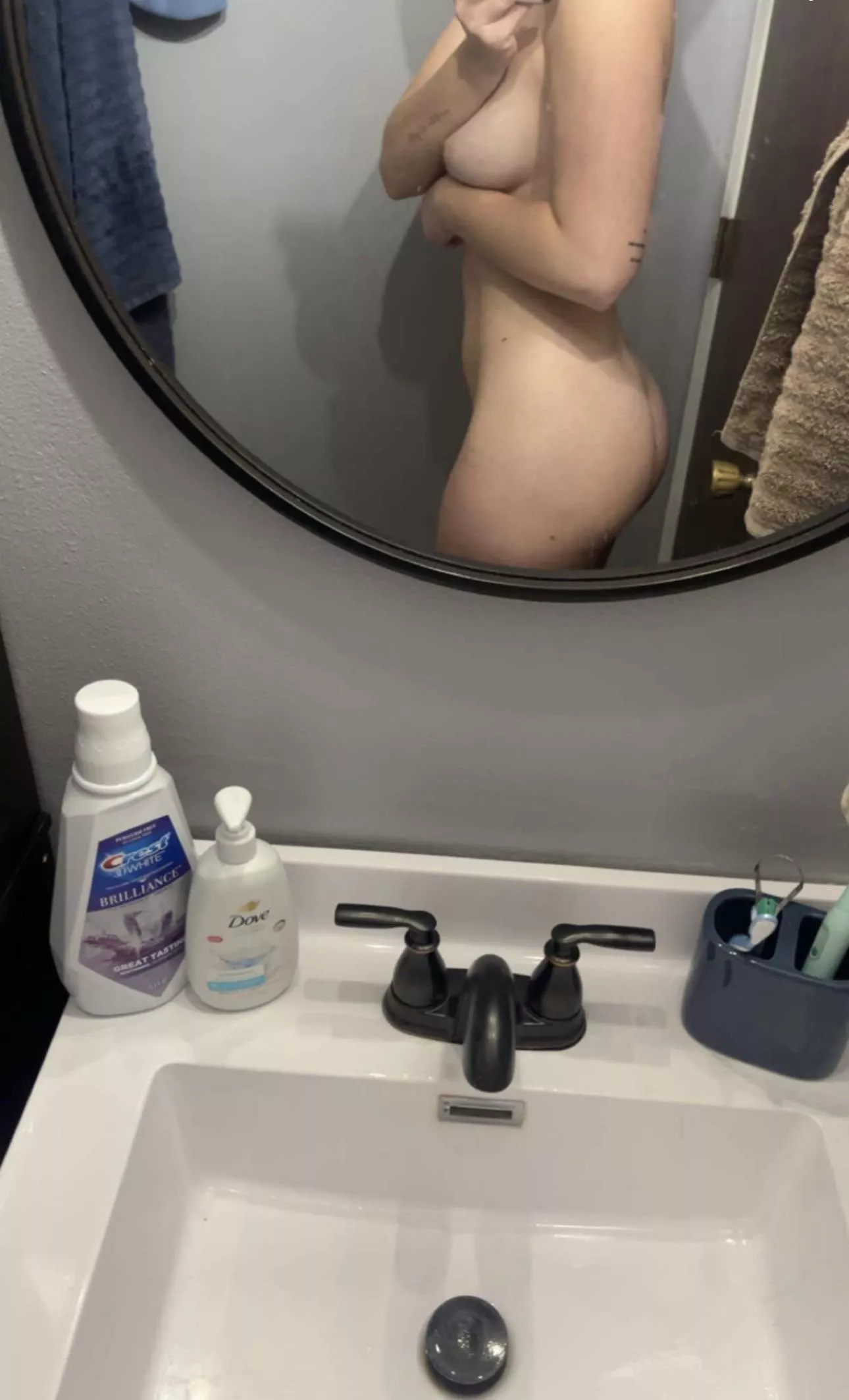 Mirror selfie 24f 🤓