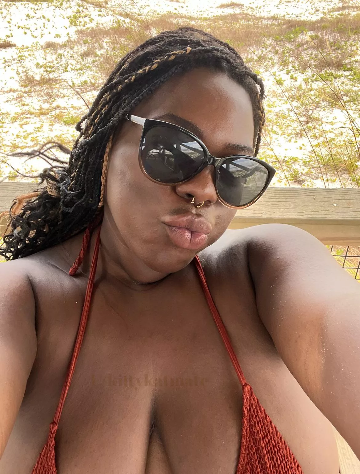 Pouting at the beach 🏖️