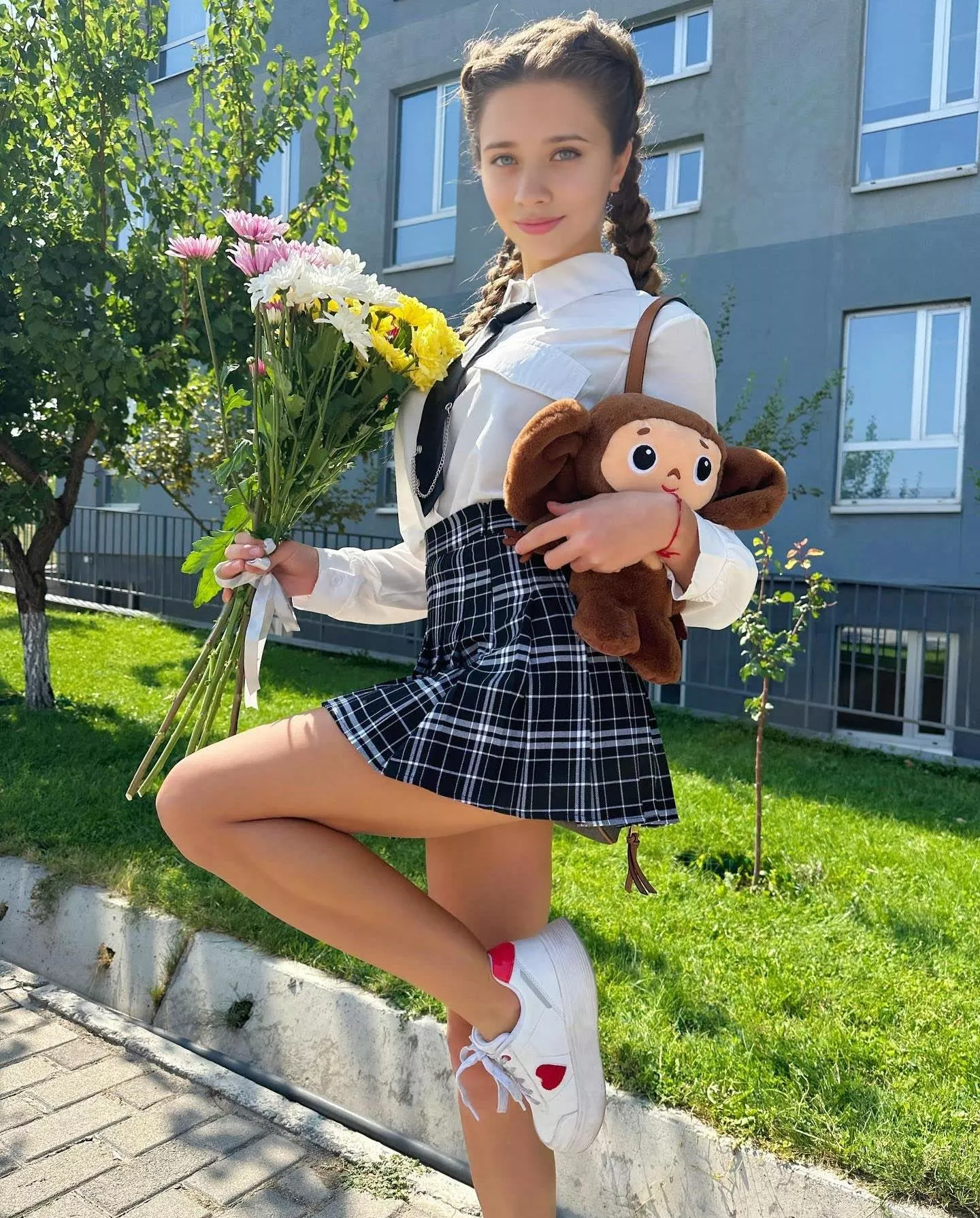 Prolly the prettiest school girl you ever saw today 