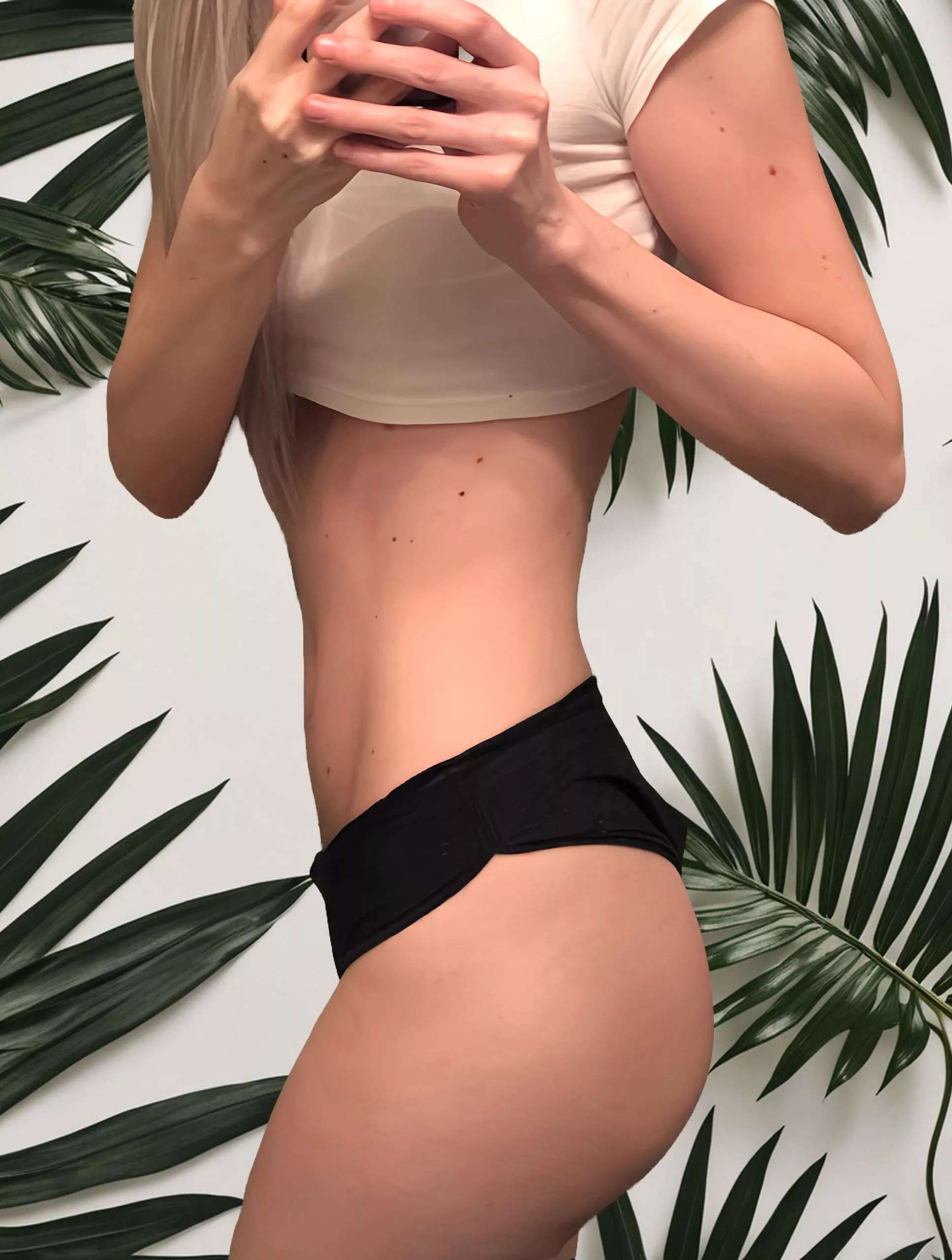 When I turn to the side my waist shrinks and my ass appears 