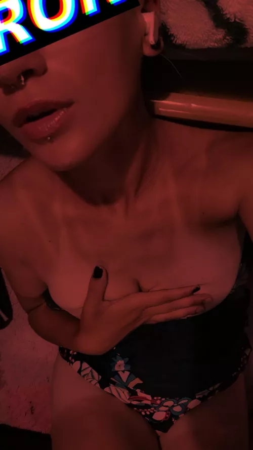 (F) just had a nice smoke before bed.. just laid down to chill👅