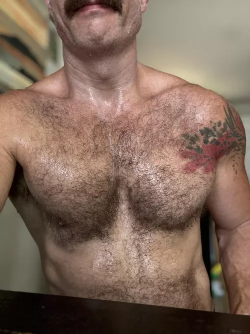 Sweaty chest 😈