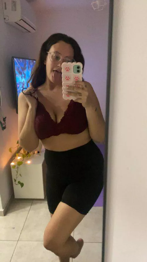 This slut want to have a wild night 