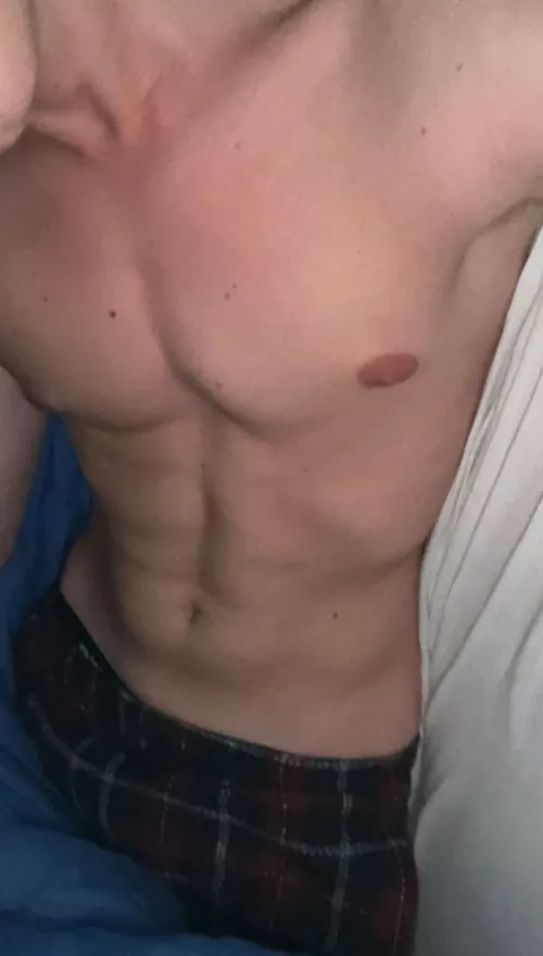 24 straight fit swimmer here. Looking for chill bros who wanna talk on videocall now. I like to play truth or dare. Must show face. Snap: triska99 