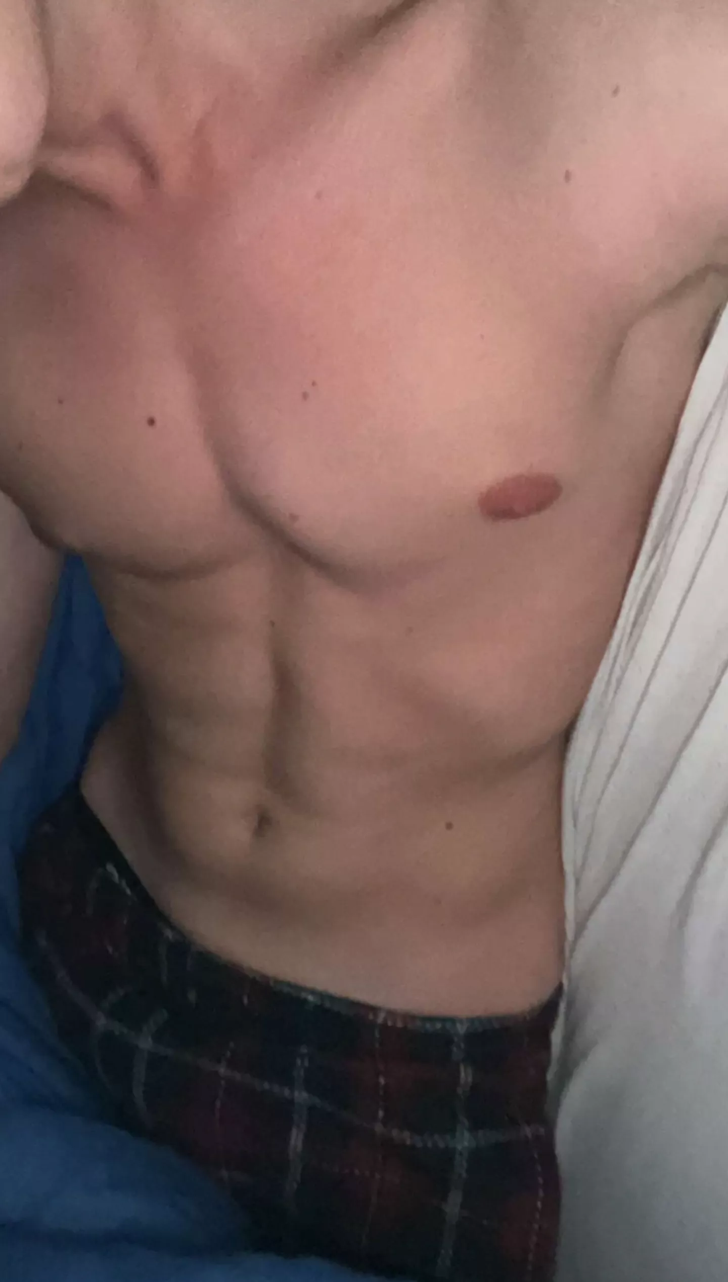 24 straight fit swimmer here. Looking for chill bros who wanna talk on videocall now. I like to play truth or dare. Must show face. Snap: triska99 