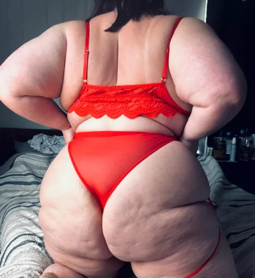 How badly do you want to be between these cheeks…? 💋