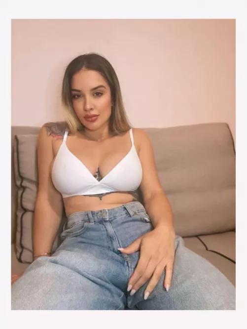 Say “yes my sueen” if you want to be my useless slave today