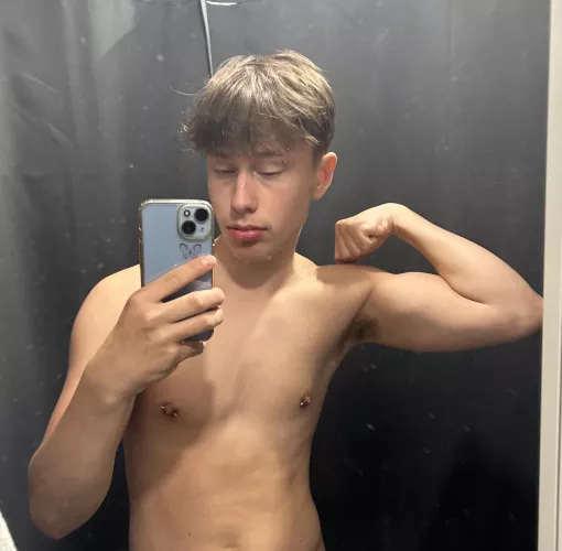 Been cutting for a while so my biceps are starting to be visible👊🏻