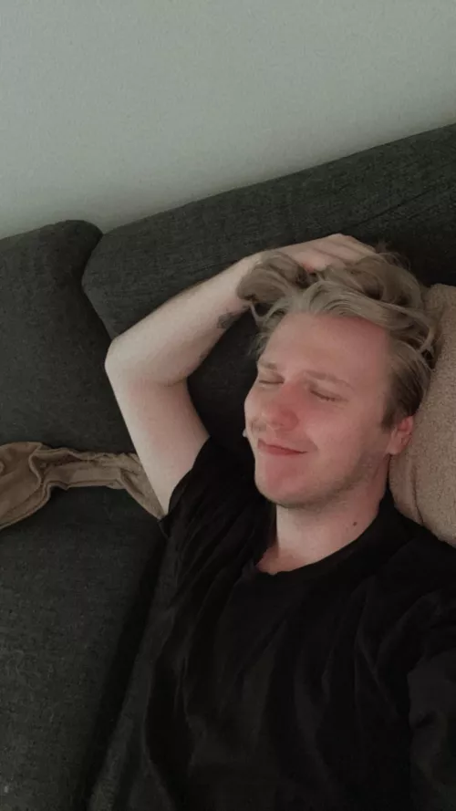 Finally have my days off so anyone wanna play apex? ( i know i need a haircut😄)