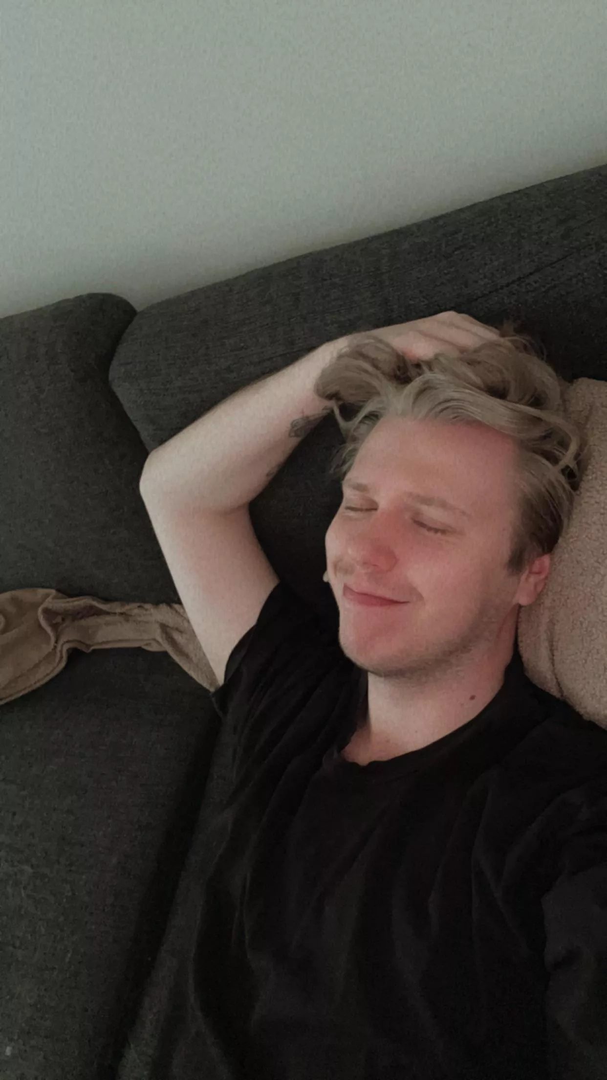 Finally have my days off so anyone wanna play apex? ( i know i need a haircut😄)