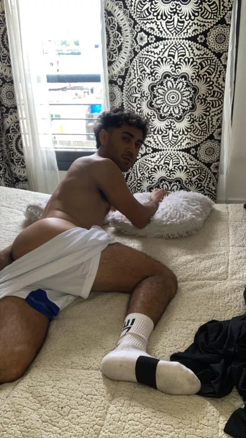 How many handsome people online?