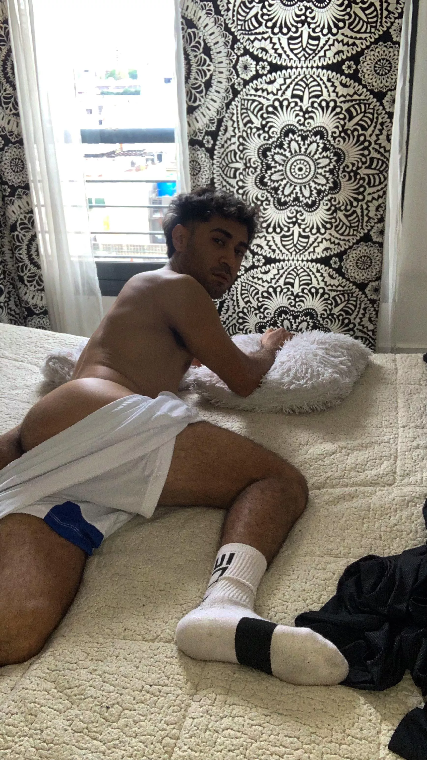 How many handsome people online?