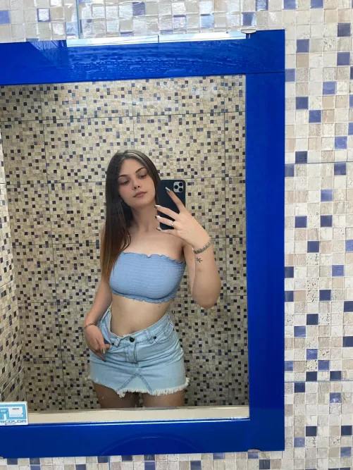 Quick selfie before going to the pool 🥰