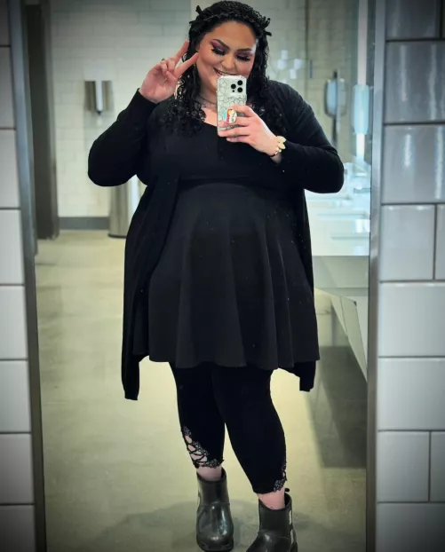 Since you guys enjoyed the last Selfie, here’s a full body pic 🥀