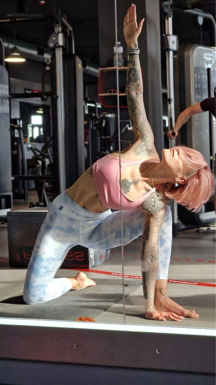 Sweaty and sexy: a MILF in the gym is always a good look