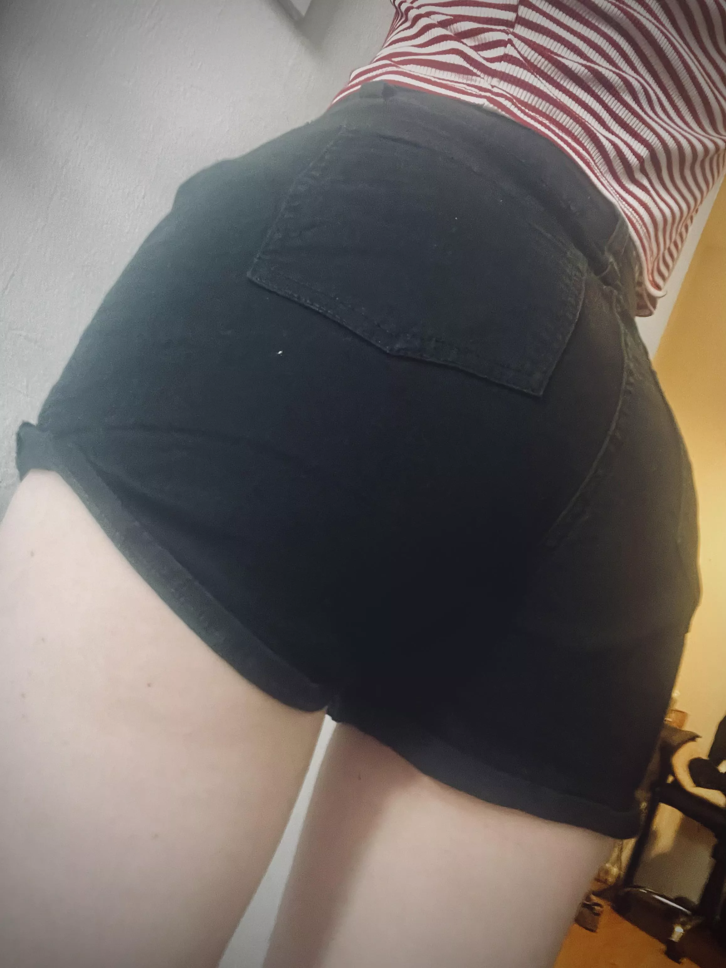 The weather has been HOT today so had to get the booty shorts out to celebrate 🍑
