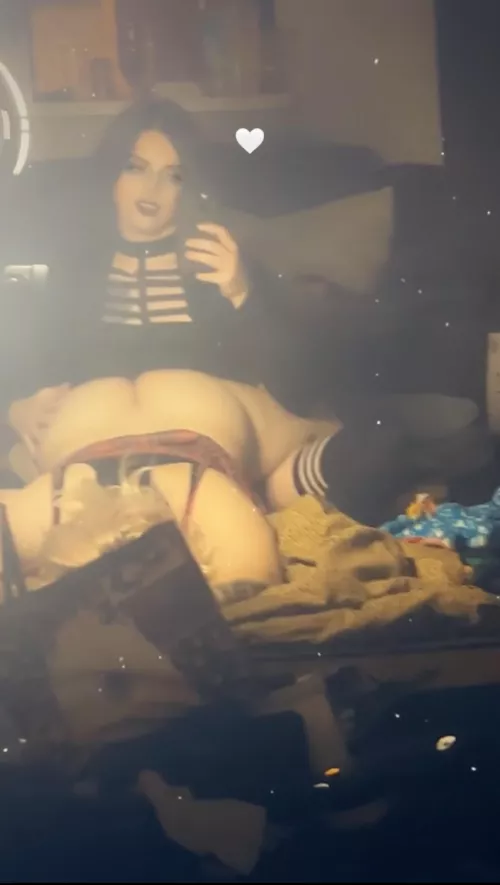 This is usually what ends up happening when pretty girls come over to dress up and take photos 🤭