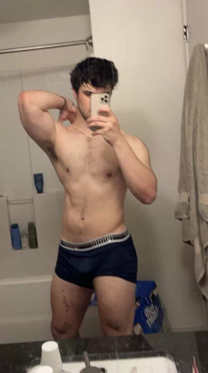 21 Straight dom. I'm straight but I like the attention, let's see if u can turn me bi...