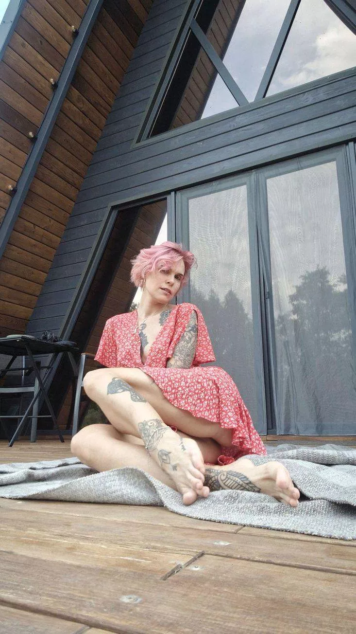 (F38) The perfect antidote for a dreary day: a cute milf's tummy.